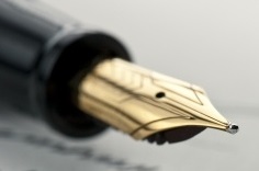 stylo plume sur une feuille de papier