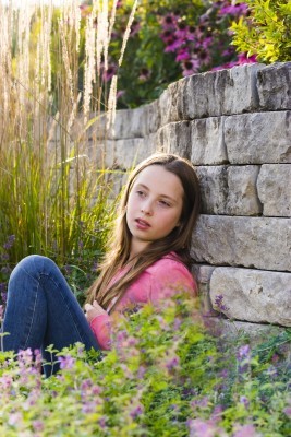 jeune fille adossée à un mur