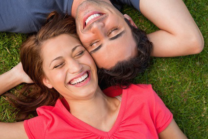 couple heureux allongé dans l'herbe