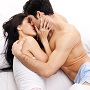 couple allongé sur un lit et s'embrassant