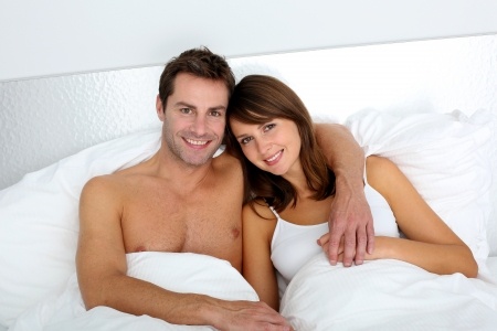 couple amoureux dans un lit enlacé