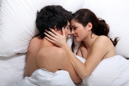 couple amoureux allongé dans un lit