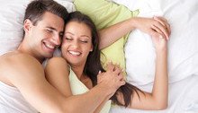 jeune couple heureux allongé dans un lit