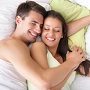 couple allongé dans un lit