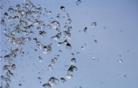 gouttes d'eau retombant sur un fond de ciel