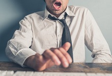 homme s'adonnant au plaisir en solitaire assis sur une chaise à une table