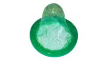 préservatif de couleur verte sur fond blanc
