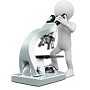 personnage regardant dans un microscope