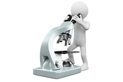 personnage regardant à travers un microscope