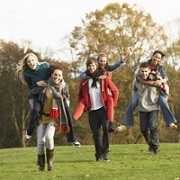 jeunes adolescents courant dans l'herbe