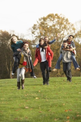 jeunes adolescents courant dans l'herbe