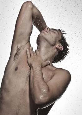homme prenant une douche