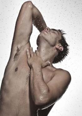 homme prenant une douche