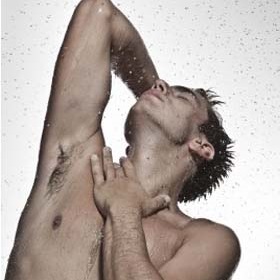 homme sous l'eau de la douche